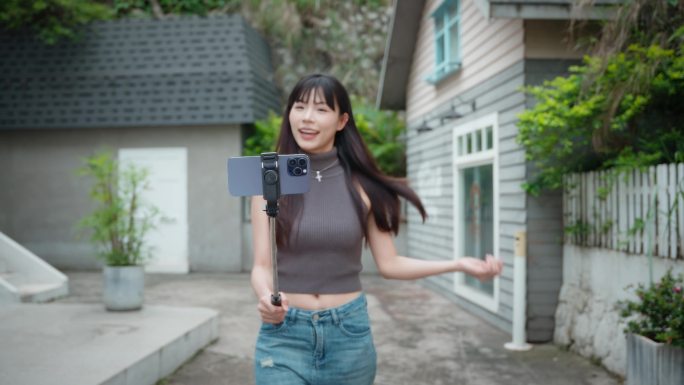 时尚美女博主街头自拍vlog
