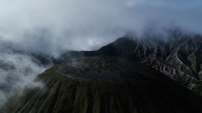 印尼火山口地貌云雾航拍