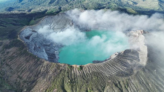 印尼宜珍火山口湖泊硫磺云雾