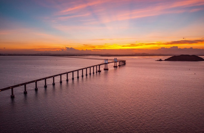 航拍壮丽跨海大桥夕阳晚霞海上桥梁夜景延时