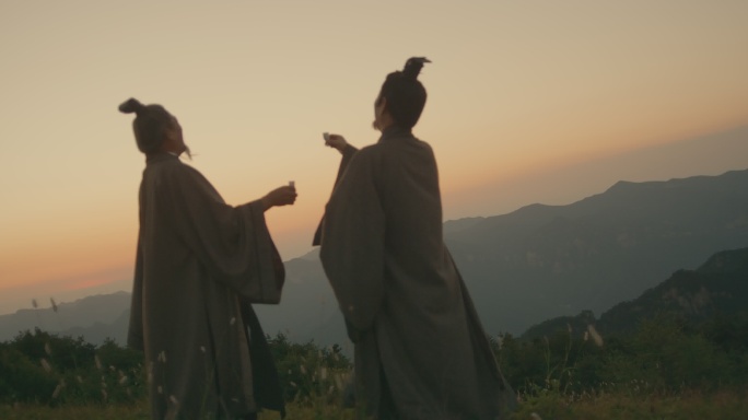 故人相逢谈笑风生对饮