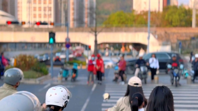 斑马线十字路口行人过马路城市交通繁忙深圳