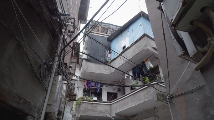 4k狭窄巷道中的老旧居民楼