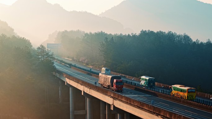 晨光山间高速公路的日出