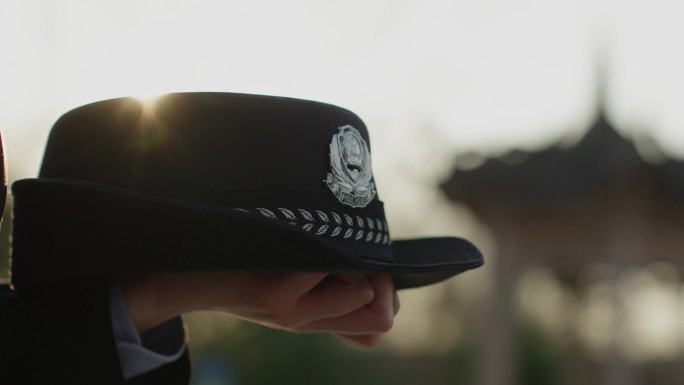 阳光下警帽特写