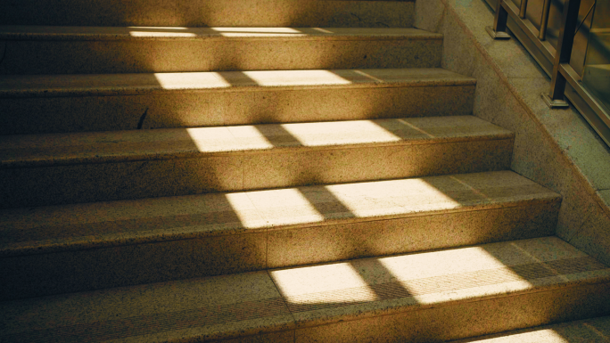 楼梯光影 延时摄影 时光流逝 栏杆投影
