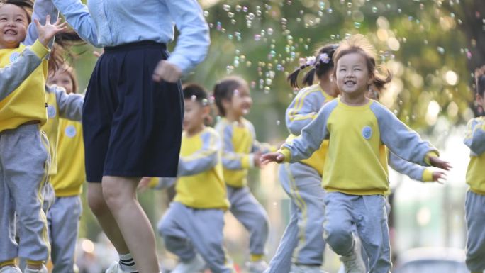 幼儿园小朋友户外吹泡泡
