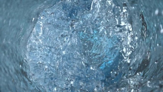 超慢动作镜头：水在玻璃瓶中旋转，帧率为1000fps。