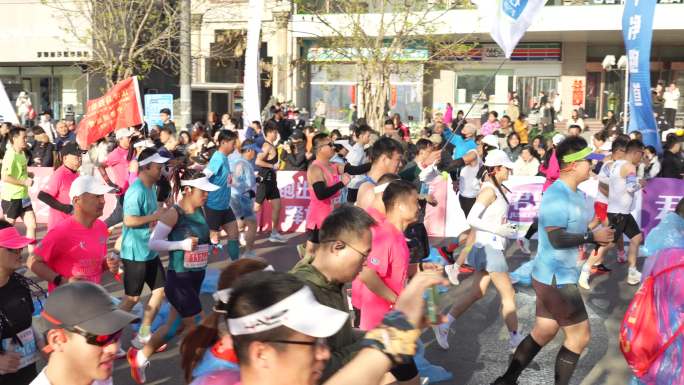 城市马拉松赛万人奔跑