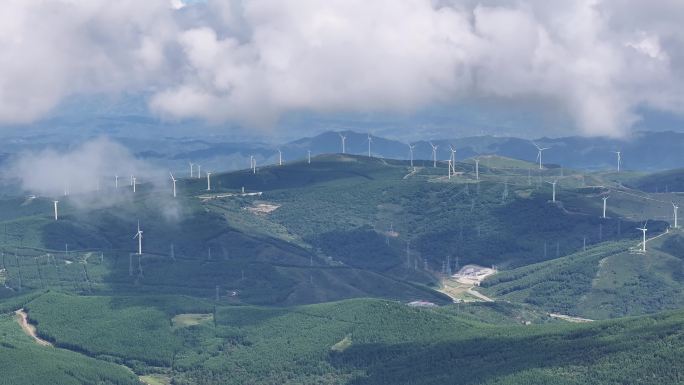 绿色能源风车群 云雾缭绕的山川 崇礼4k
