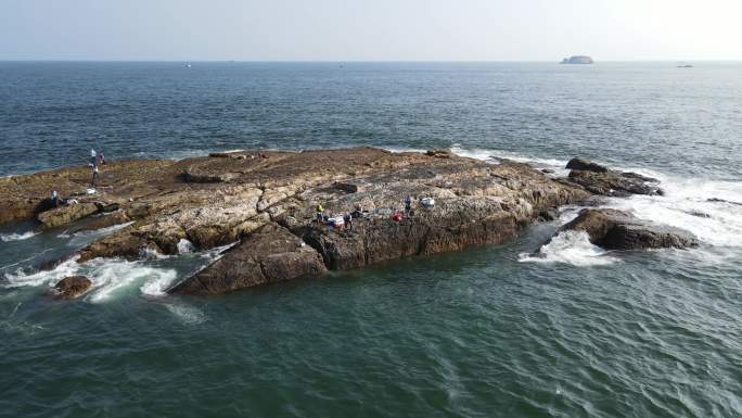 海岛礁石浪花航拍