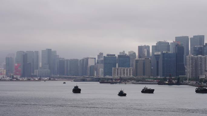 大雾天下的香港城市建筑