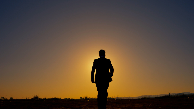 夕阳下商务人士剪影大步前行励志积极