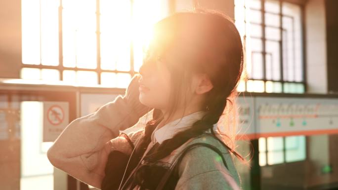 清新少女的通勤日常少女车站等候女生坐地铁