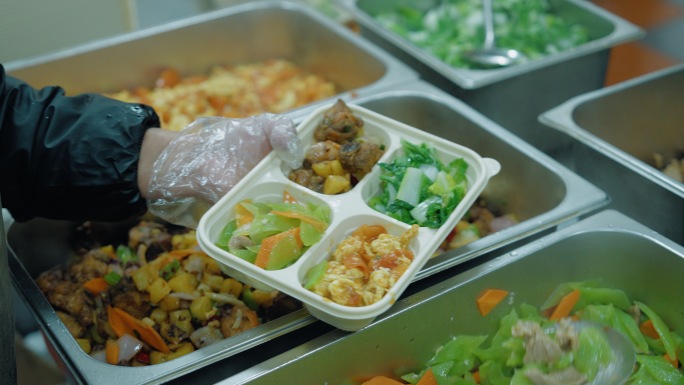 盒饭饭菜打包 阿姨打菜打包
