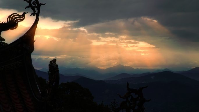 寺庙屋檐夕阳丁达尔光