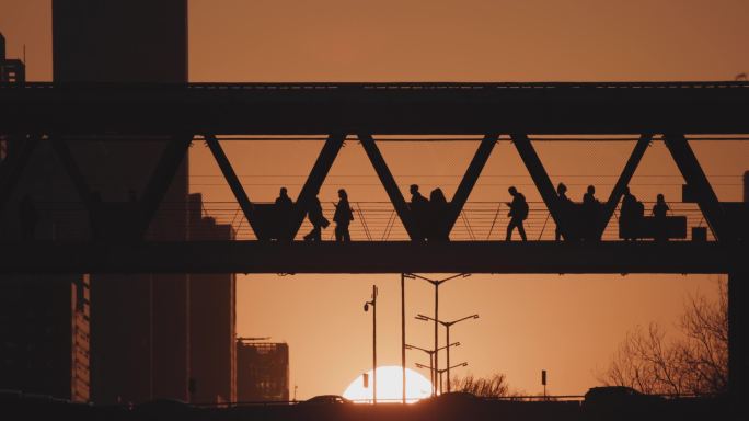 日落时分 城市天桥行人剪影日落