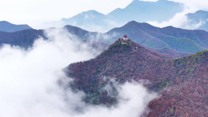 云丘山秋天云海 秋色中的山峰与云海