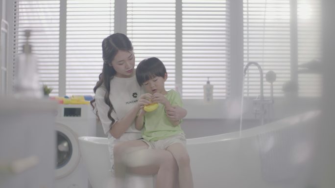 母子浴室亲子互动时光