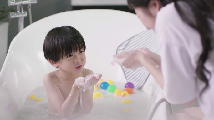 母子浴缸亲子互动 宝宝洗澡吹泡泡