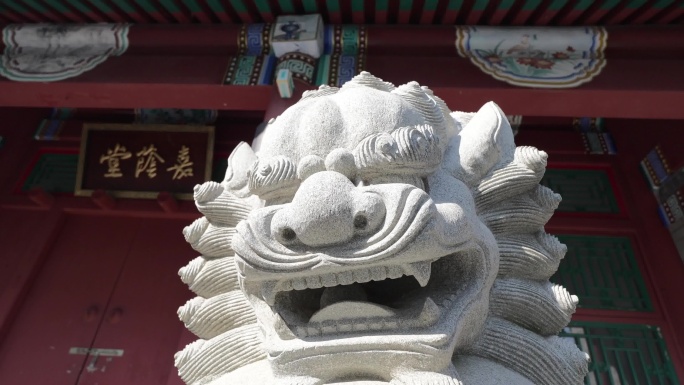 庄严石狮守护中式建筑