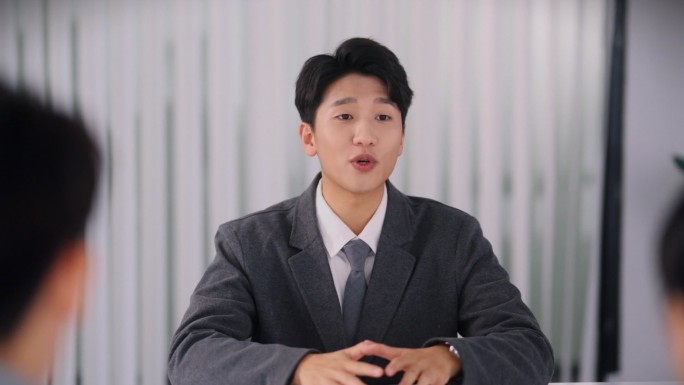 学生考试职场面试直播女子躺沙发闭眼休息