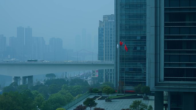 雨天车流大桥