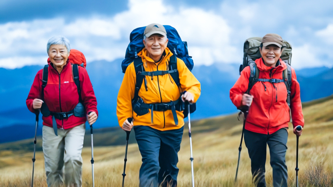 老人爬山老年人登山户外徒步银发经济旅游