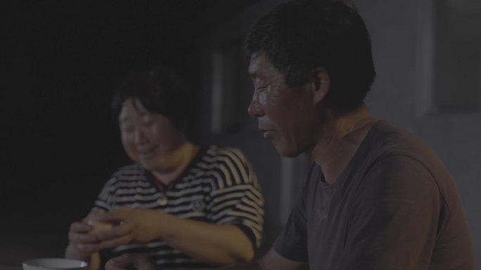 农家夫妇在老屋小院吃饭