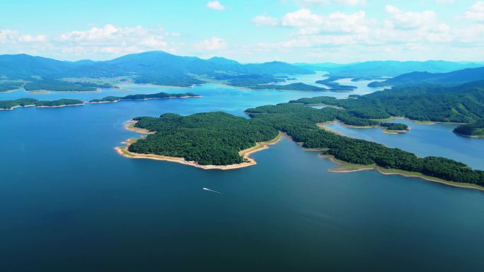 松花湖夏天湖光山色的清凉画卷​