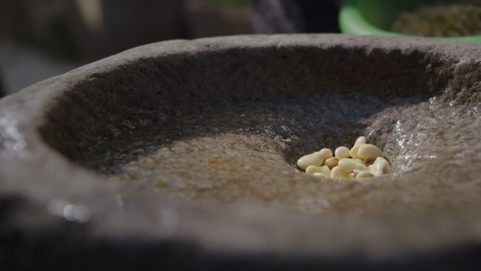 4K传统手工豆腐制作 石磨豆腐的制作过程