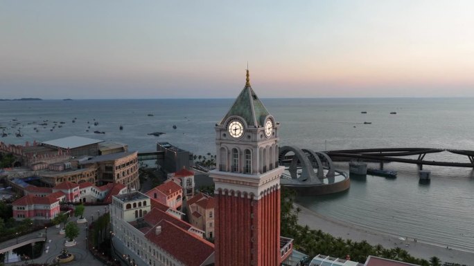 富国岛，日落小镇，钟楼周围的日落景色 / 越南