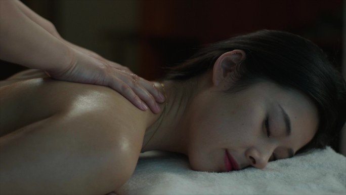 女性背部精油按摩SPA