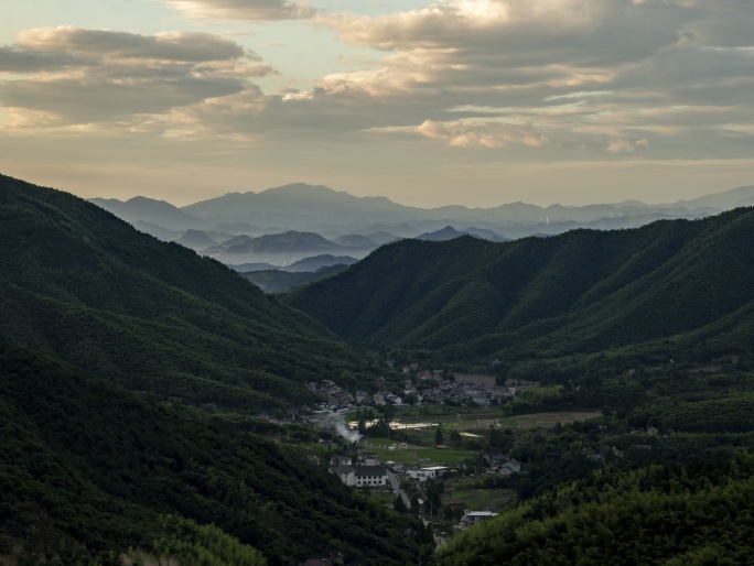 山间村落云雾缭绕，炊烟升起