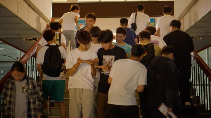校园毕业季的青春纪念T恤涂鸦