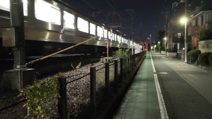 夜晚城市路边明亮夜间列车快速驶过铁轨声音