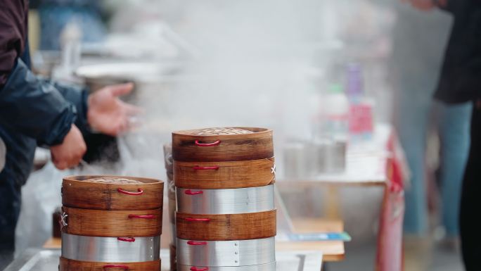 街头早餐店烟火气鸡蛋饼炒面蒸笼包子生活气