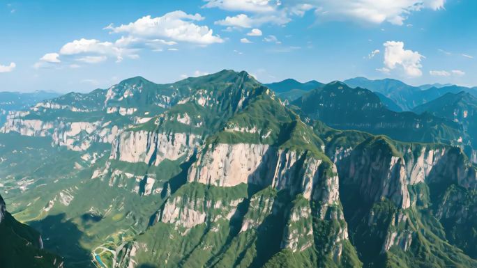 云雾缭绕的山峰 太行山日出