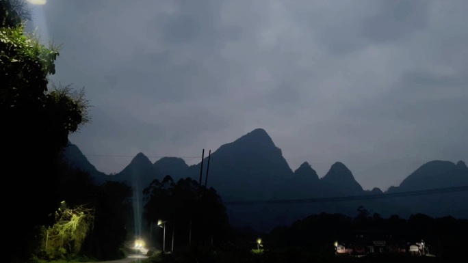 乡村路灯夜幕山景车灯光
