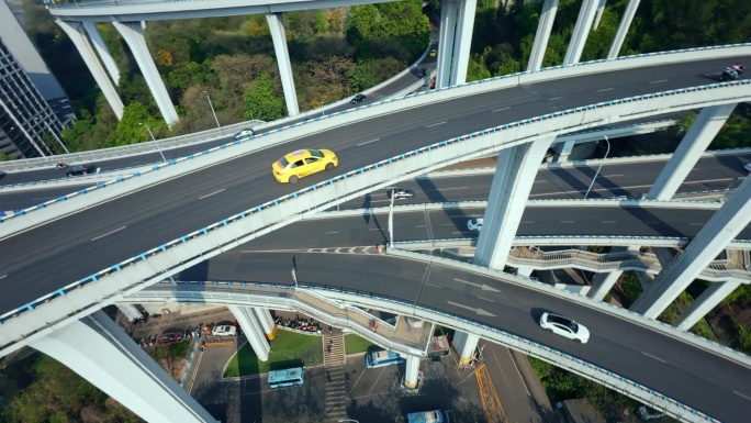 穿越机拍摄重庆出租车，黄色法拉利