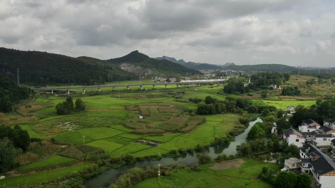 高铁穿行在云贵田地里