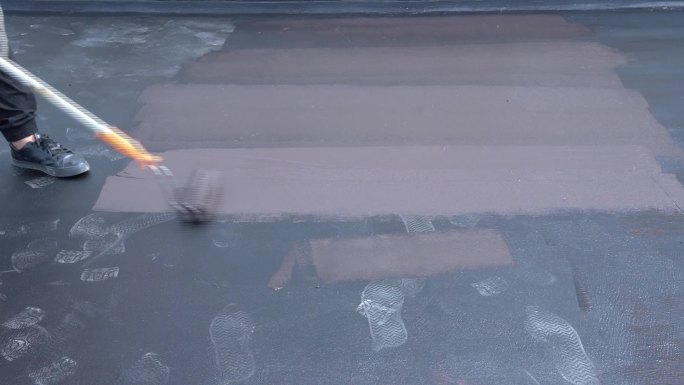 屋顶防水辊涂施工 黑色屋顶防水漏水修缮