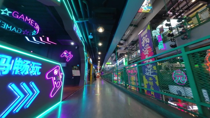 穿越机室内潮流文化聚集地街区电玩动漫文创