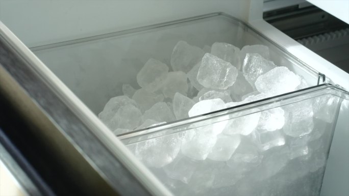美女取冰喝饮料