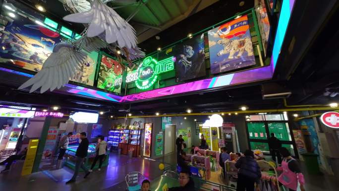 穿越机室内潮流文化聚集地街区电玩动漫文创