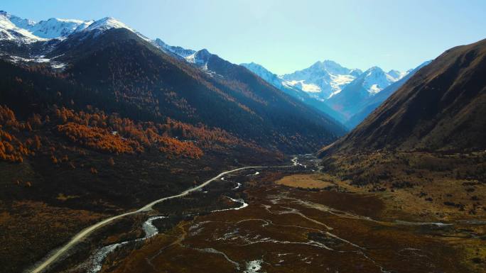 壮丽雪山峡谷风光