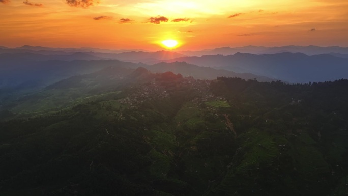 贵州黔东南岜沙苗寨山间日出壮丽景观