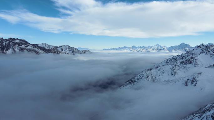 云雾缭绕的雪山航拍