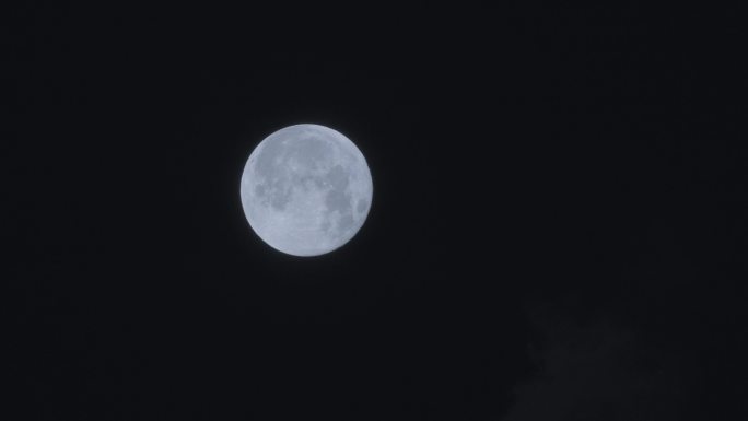 中秋节夜空中的满月