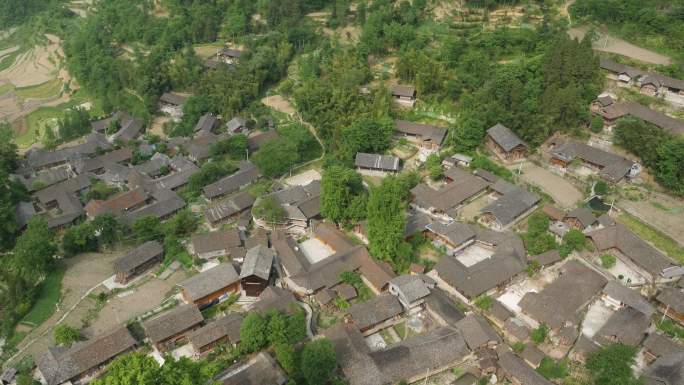 航拍山间古村落风光